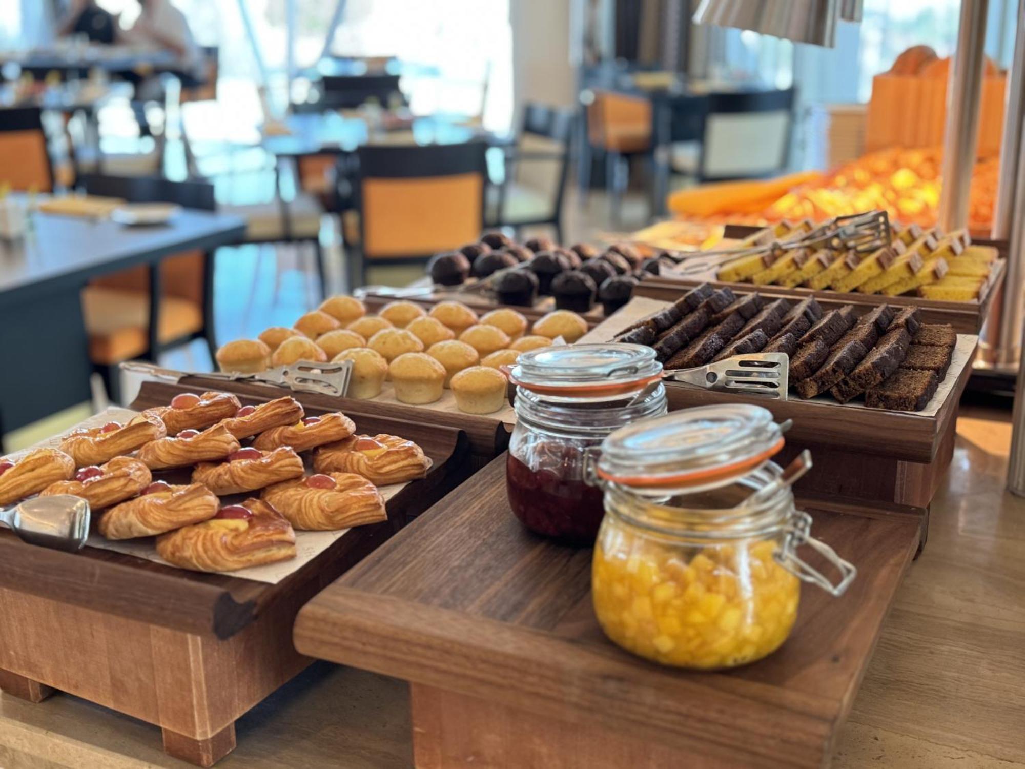 Отель Shaza Доха Экстерьер фото A selection of pastries and jams at a buffet